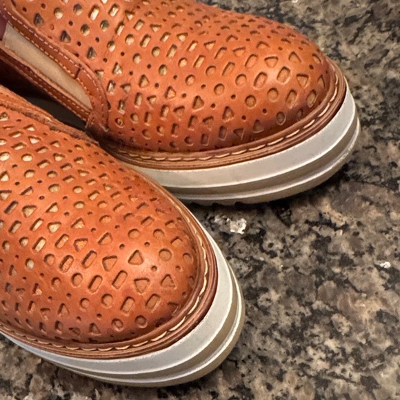 Summit by White mountain Perforated Leather Platform Loafers EUC 8.5 - Picture 10 of 14